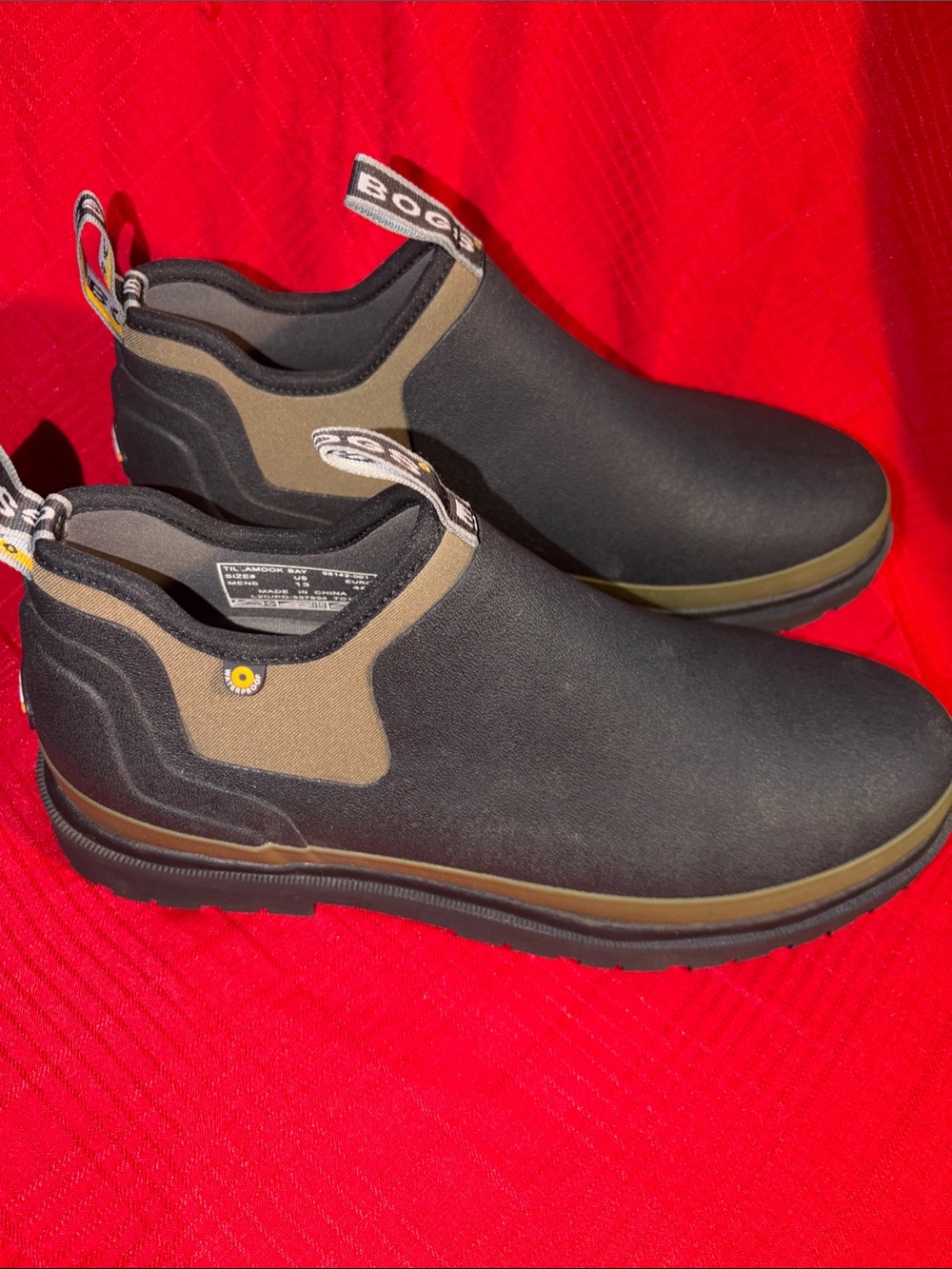 Men’s Size 13 BOGS TILLAMOOK BAY WATERPROOF SLIP-ON BOOTS